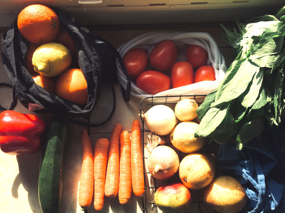 Zero Waste Camper: Obst und Gemüse sind auf einer Tischplatte verteilt