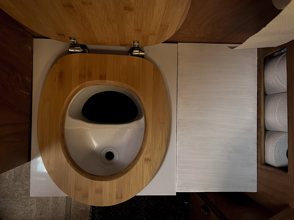 Eine Trockentrenntoilette im Wohnmobil separiert mittels eines Einsatzes den Urin vom Festen. 
