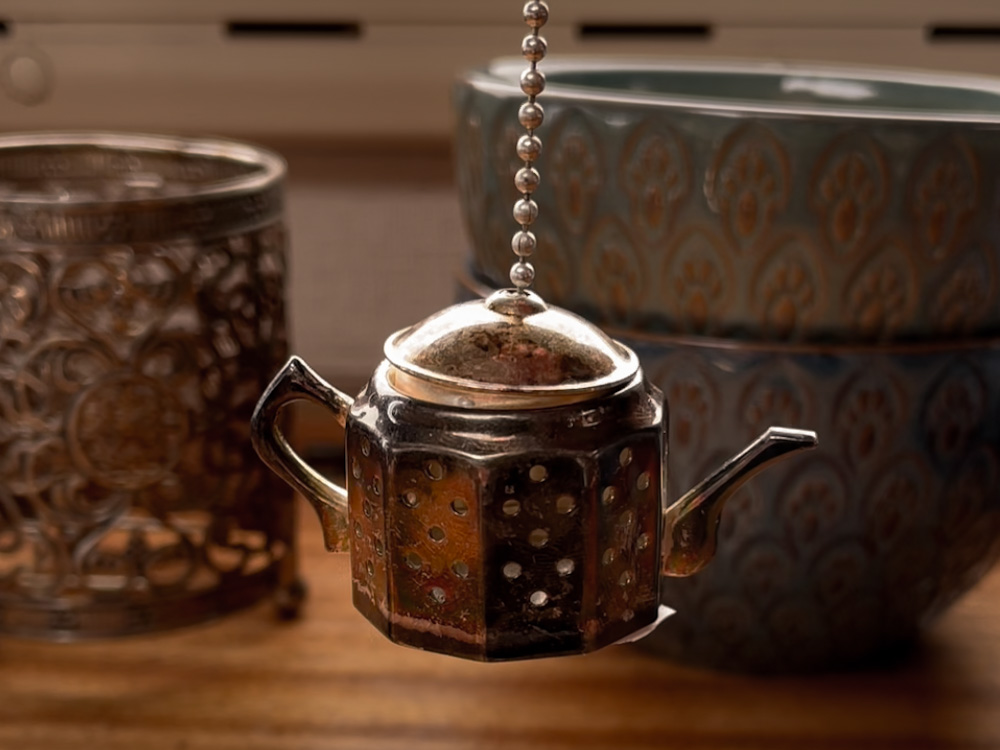 Ein Teesieb in Form einer kleinen Teekanne